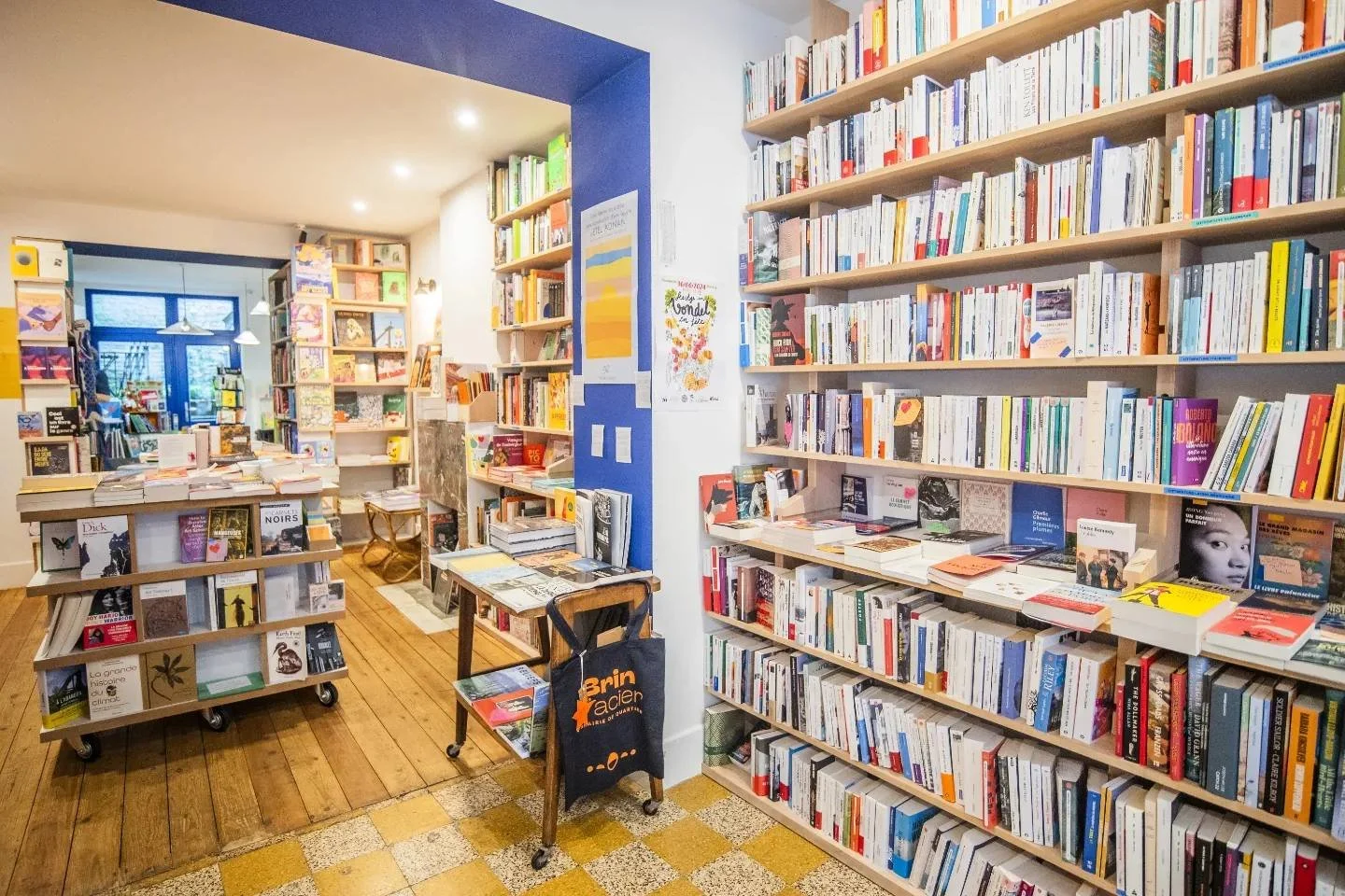 L'intérieur de la librairie Brin d'acier à Schaerbeek, ses étagères remplies de livres