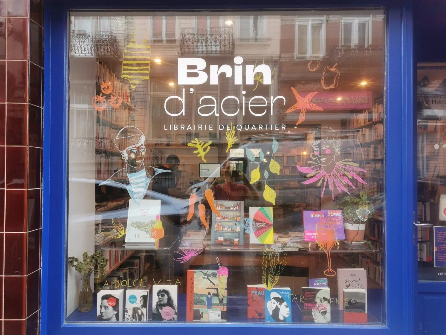 La vitrine de la librairie Brin d'acier, rue Josaphat à Schaerbeek